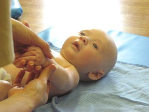 massage babies with oil