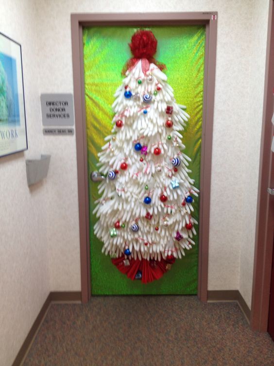 christmas-tree-gloves-door-decorations