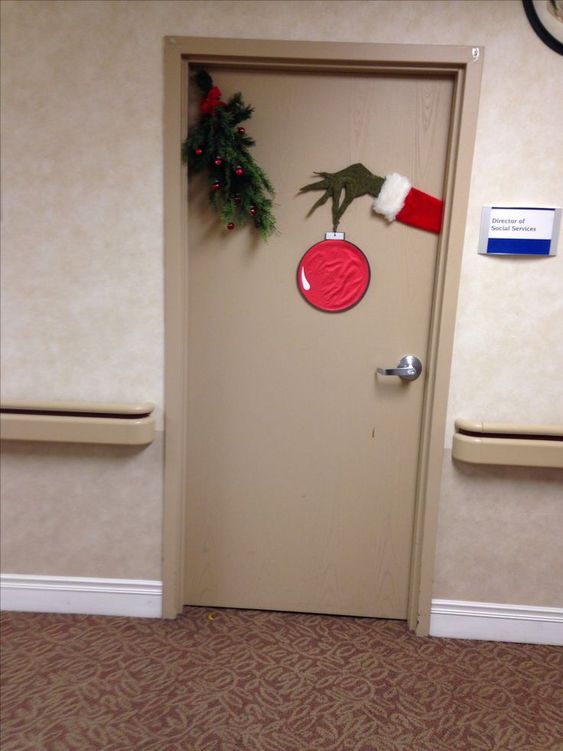 More Creative Christmas Decor Ideas For Nurses Nursebuff - Nursing Home Door Decorating Ideas